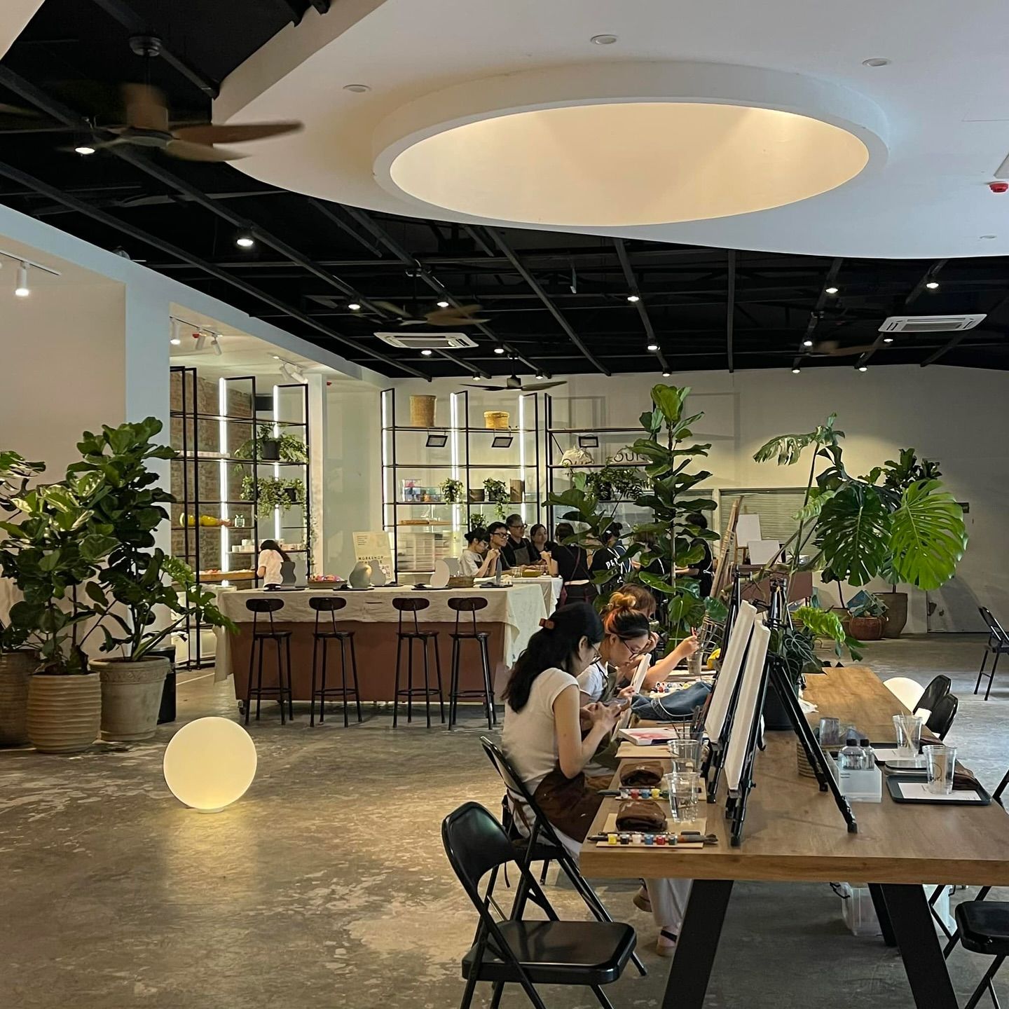 Không gian cafe kết hợp vẽ tranh độc đáo